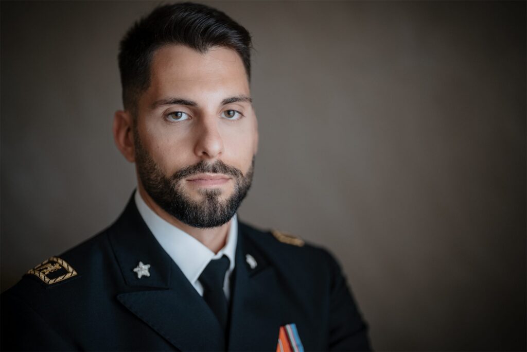 Ritratto dello sposo in divisa prima del matrimonio