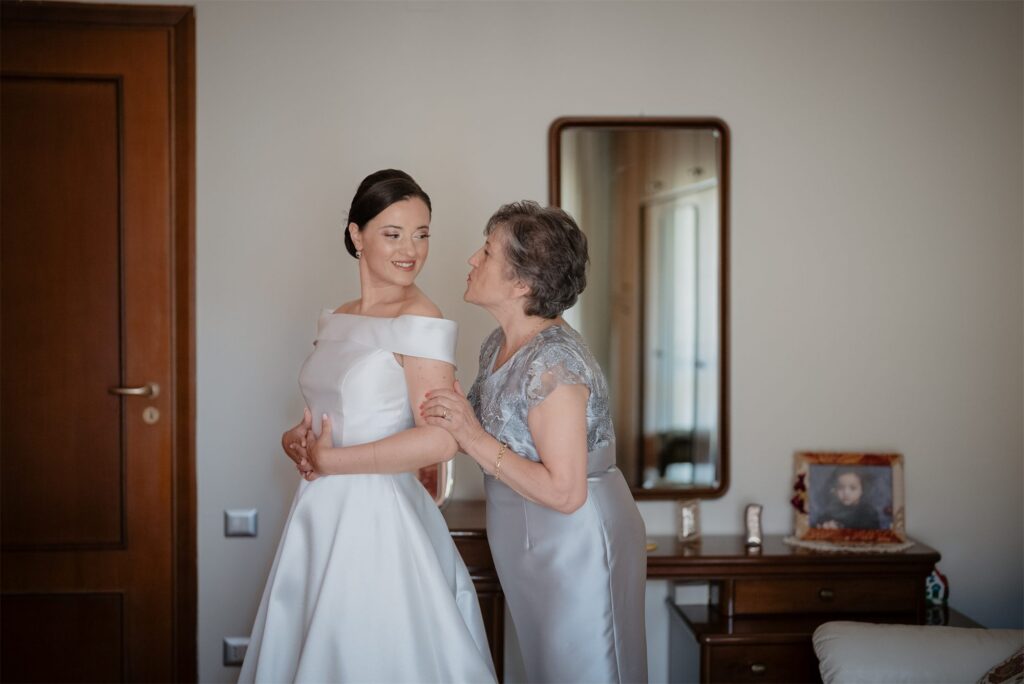 La sposa con la madre davanti allo specchio