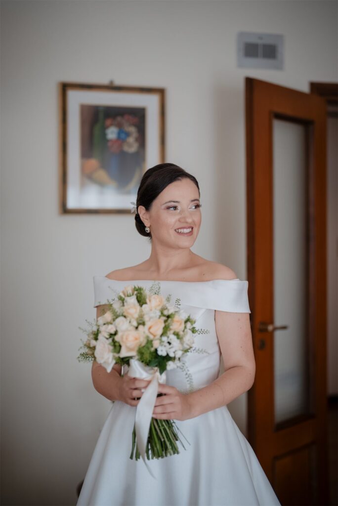 Ritratto della sposa con il bouquet