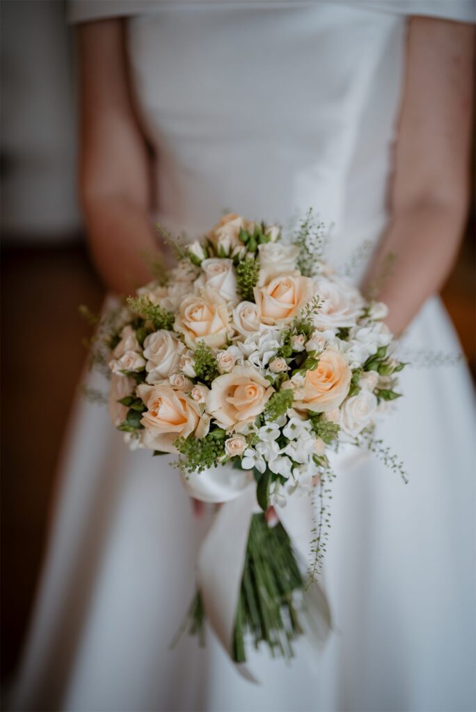 Dettaglio del bouquet di fiori chiari