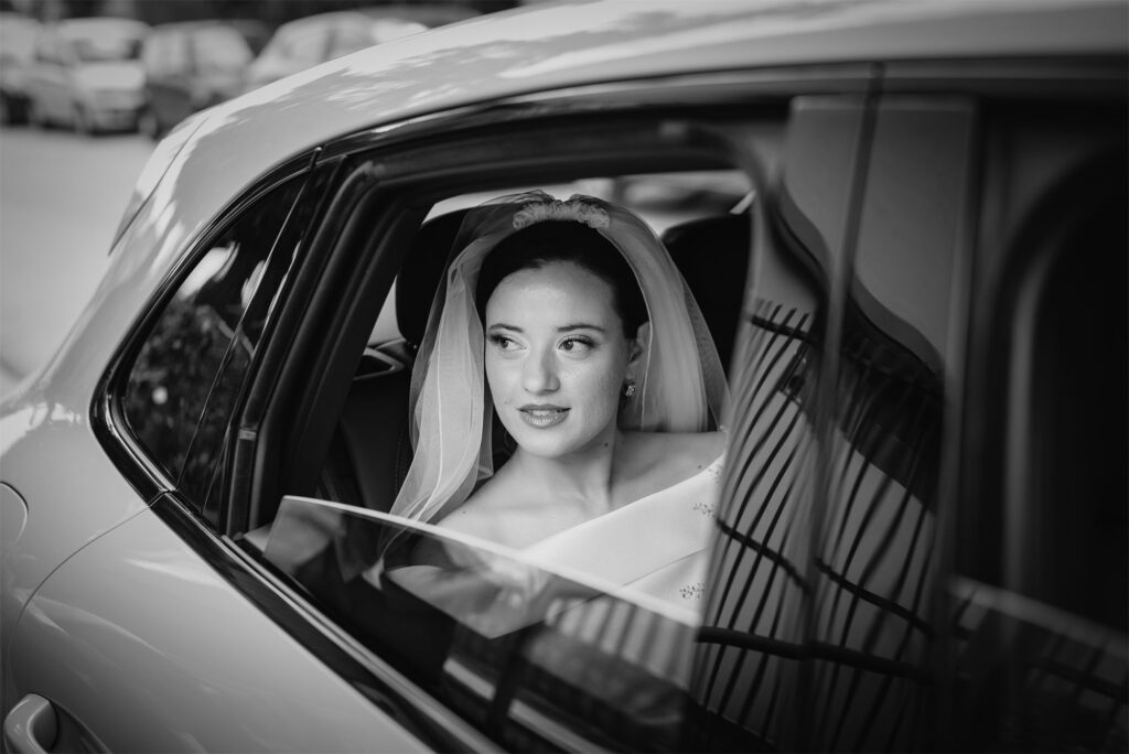 La sposa in auto verso la Basilica di Capodimonte, Napoli, in bianco e nero