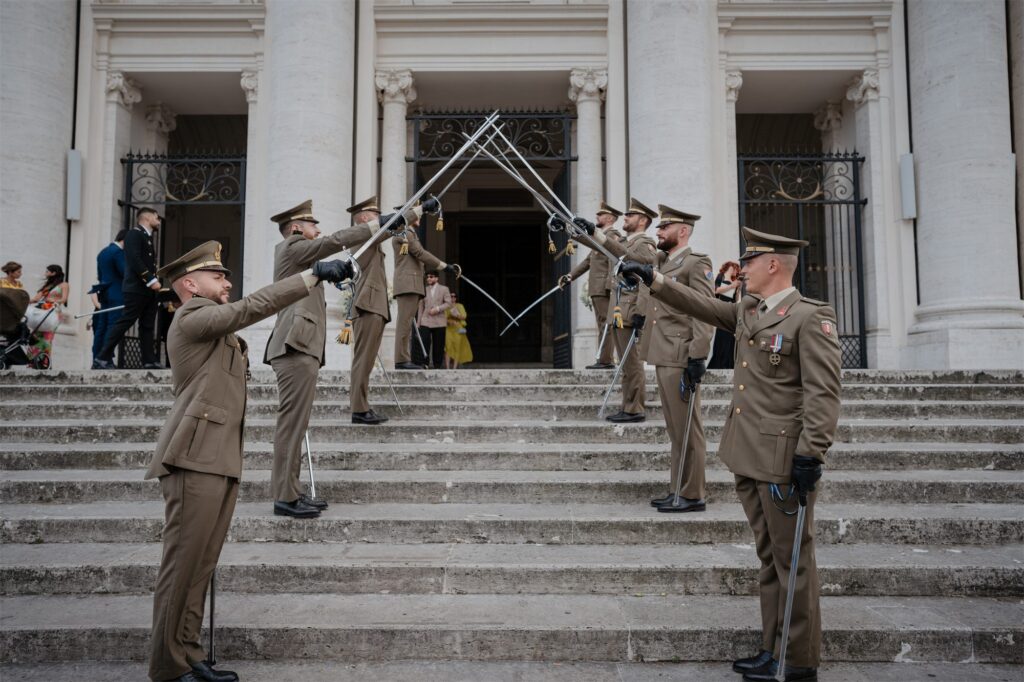 Gli ufficiali con le sciabole incrociate all'ingresso della Basilica di Capodimonte, Napoli