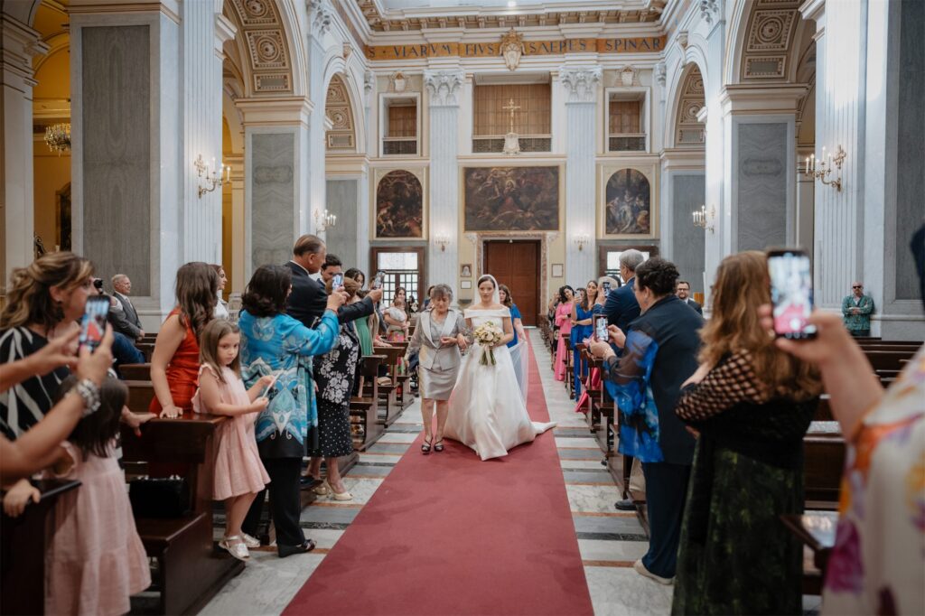 La sposa percorre la navata nella Basilica di Capodimonte, Napoli