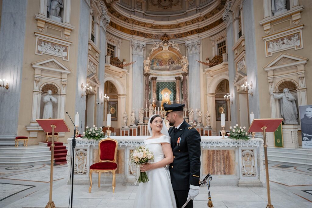 Gli sposi davanti all'altare nella Basilica di Capodimonte, Napoli