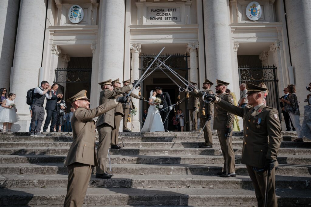 Gli sposi escono dalla Basilica di Capodimonte, Napoli, sotto le sciabole incrociate