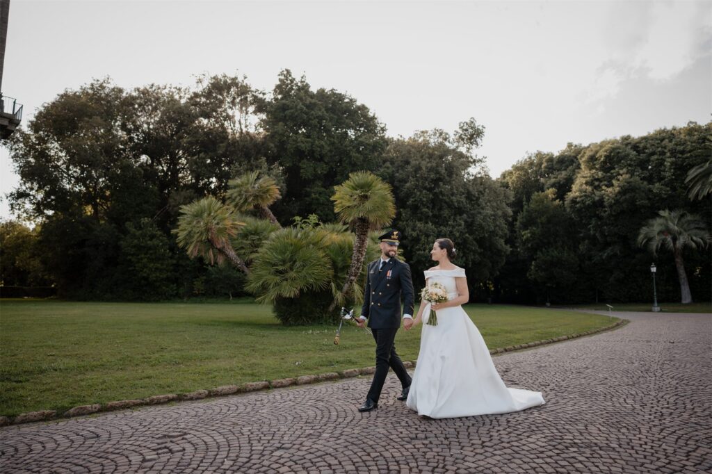 Gli sposi passeggiano nel Real Bosco di Capodimonte, Napoli, al tramonto
