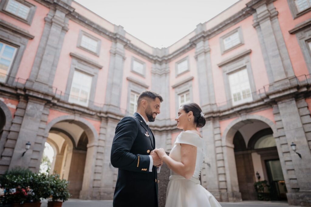 Gli sposi si tengono per mano nel cortile del Real Palazzo di Capodimonte, Napoli