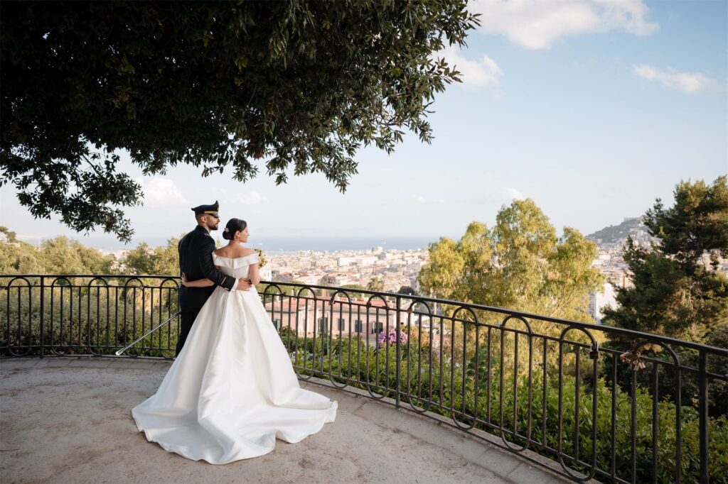 La sposa sulla terrazza panoramica con vista sul mare nel Real Bosco di Capodimonte, Napoli