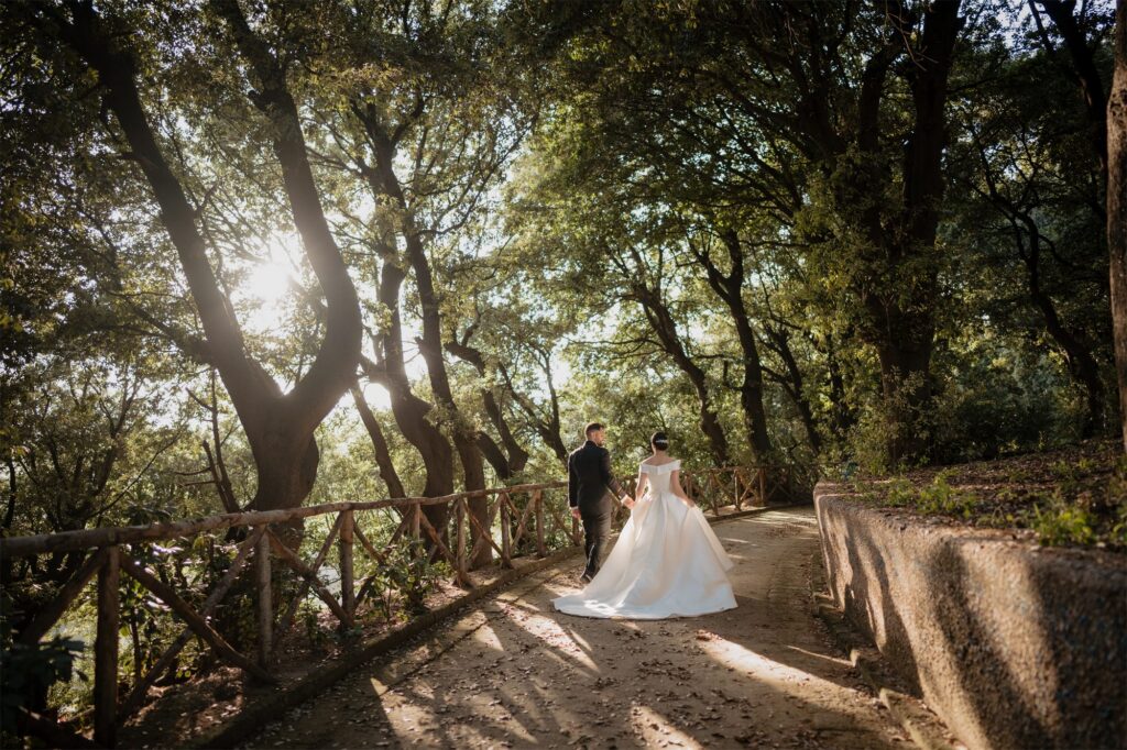 Gli sposi nel Real Bosco di Capodimonte, Napoli, in controluce