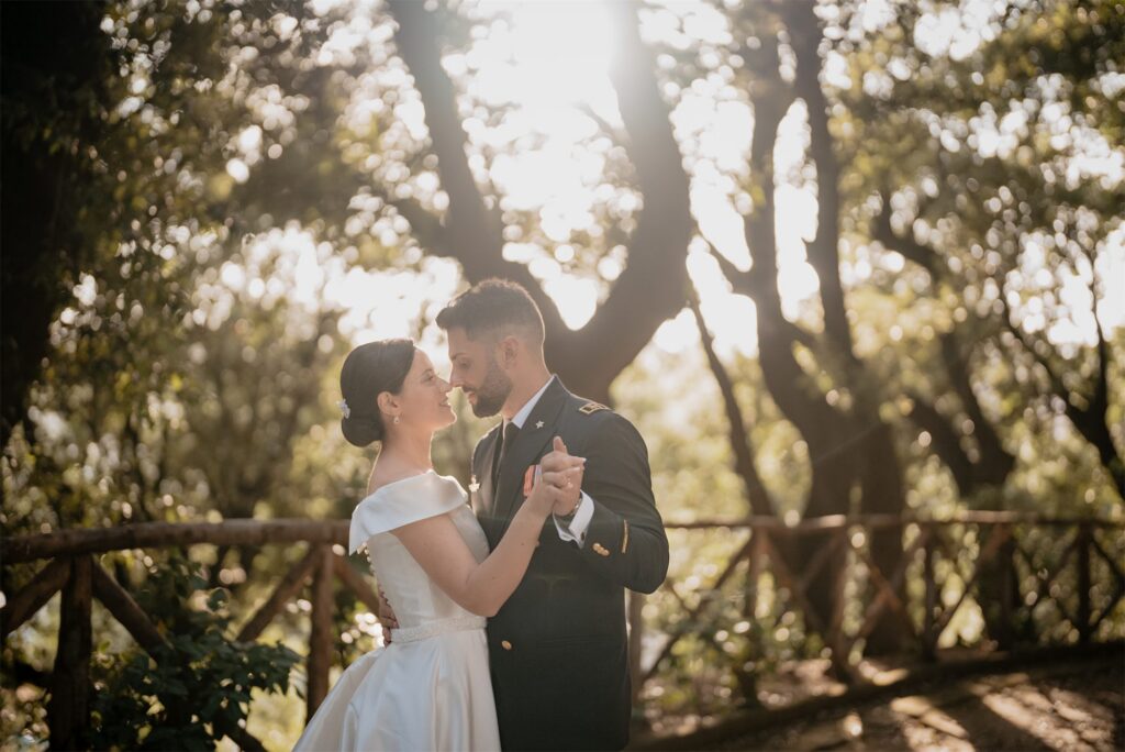 Gli sposi ballano tra gli alberi nel Real Bosco di Capodimonte, Napoli, nella luce del tramonto