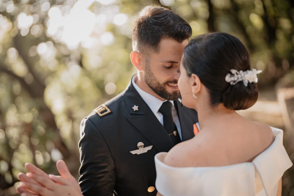 Primo piano degli sposi sorridenti nel Real Bosco di Capodimonte, Napoli