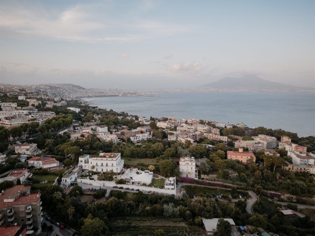 Veduta aerea del golfo di Napoli al tramonto, da Posillipo