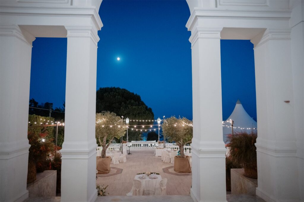 Colonne bianche e terrazza di Villa Cilento di sera, Posillipo (Napoli)