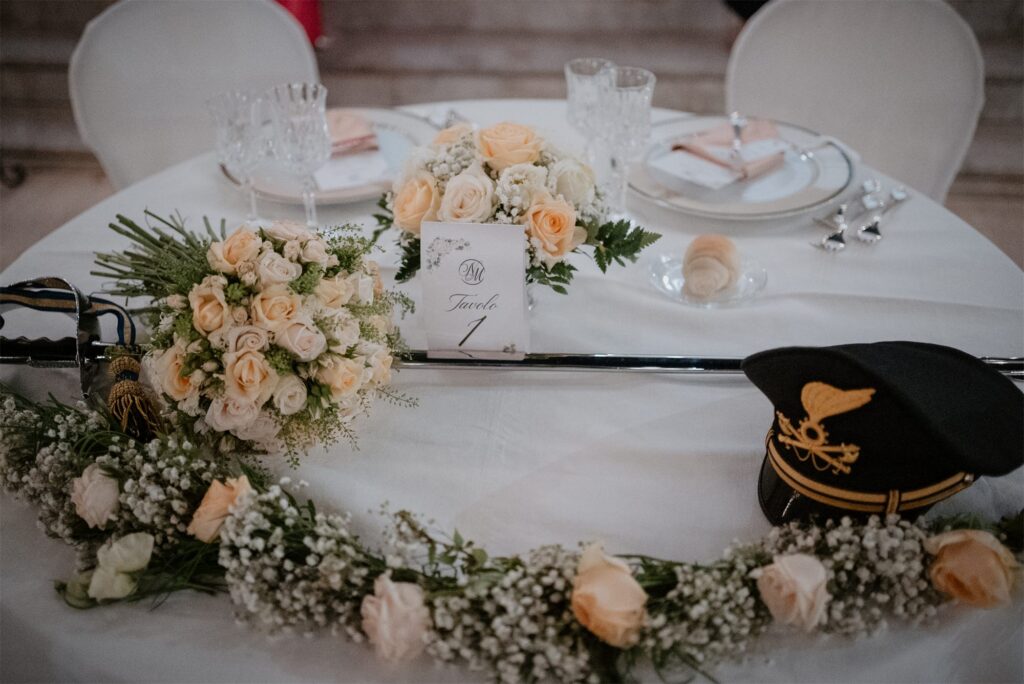 Dettaglio del tavolo con fiori e berretto della divisa a Villa Cilento, Posillipo (Napoli)