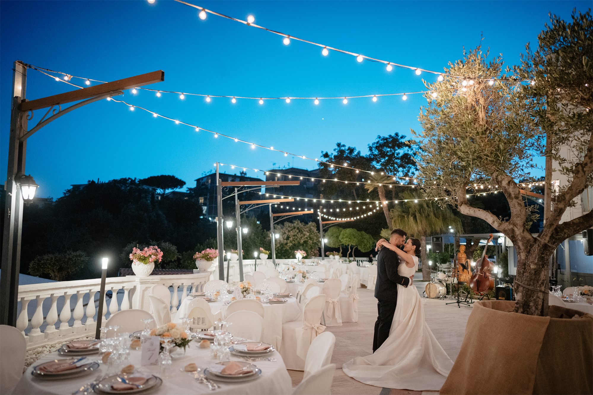 Gli sposi si baciano sulla terrazza allestita a Villa Cilento, Posillipo (Napoli)