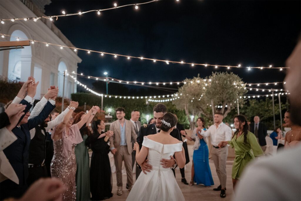 Gli invitati festeggiano gli sposi a Villa Cilento, Posillipo (Napoli)