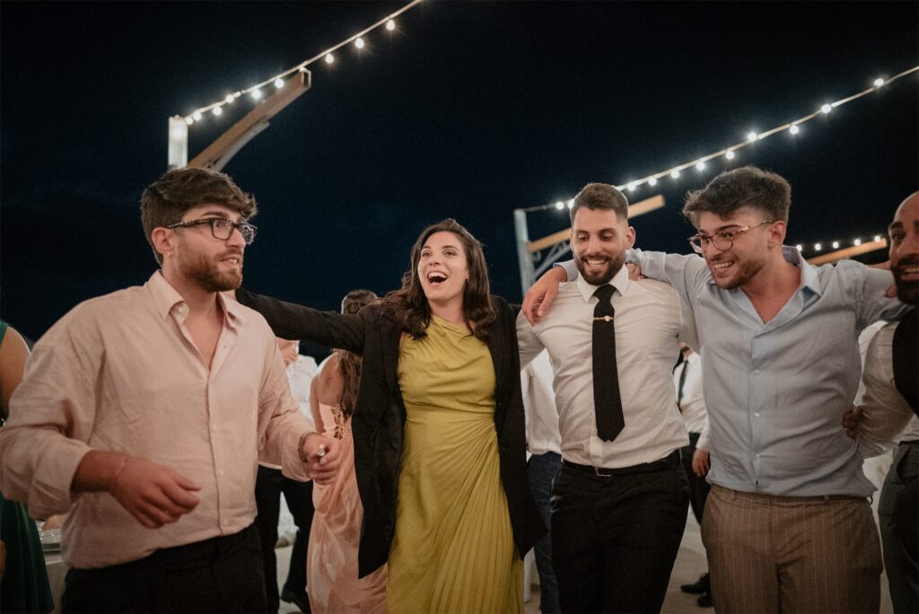 Gli amici ballano insieme a Villa Cilento, Posillipo (Napoli)
