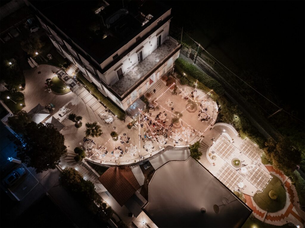 Veduta dall'alto con il drone di Villa Cilento illuminata di notte, Posillipo (Napoli)