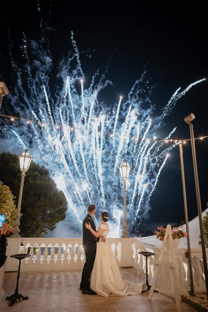 Gli sposi guardano i fuochi d'artificio a Villa Cilento, Posillipo (Napoli)