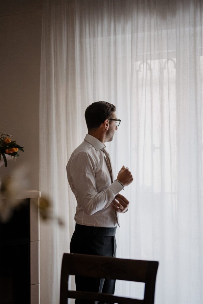 Alessandro si prepara a casa con la famiglia prima del matrimonio ad Amalfi