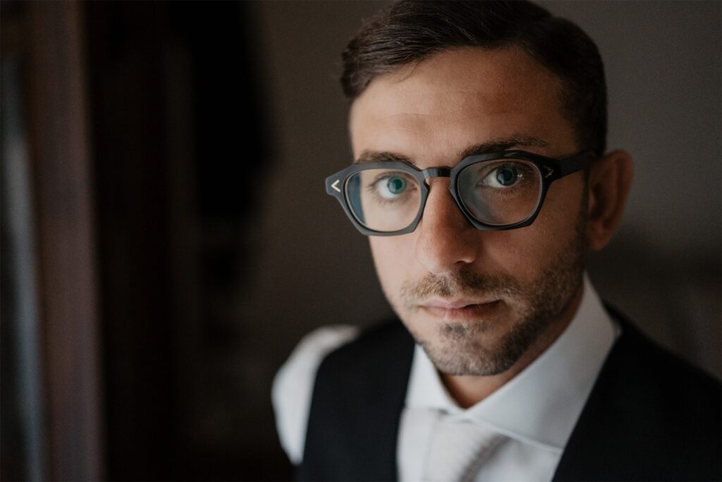 Alessandro si prepara a casa con la famiglia prima del matrimonio ad Amalfi