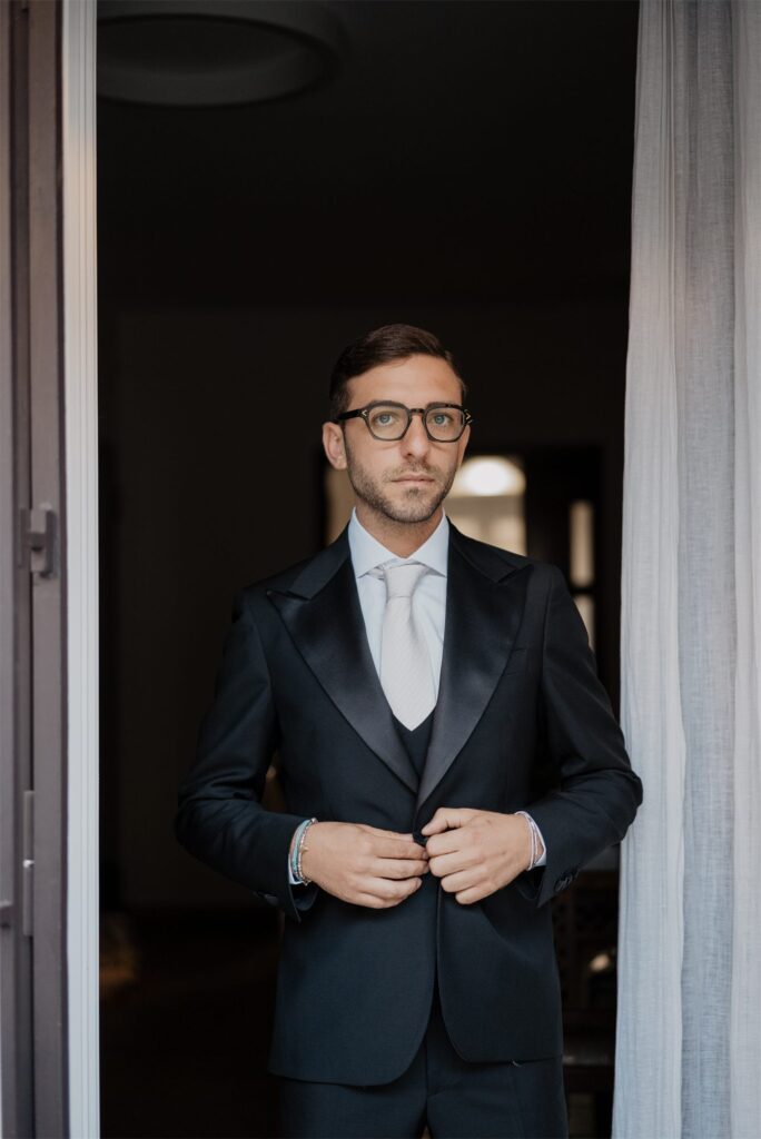 Alessandro si prepara a casa con la famiglia prima del matrimonio ad Amalfi
