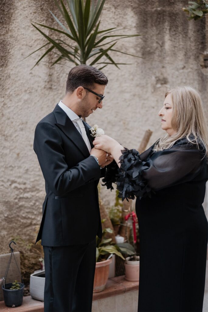 Alessandro si prepara a casa con la famiglia prima del matrimonio ad Amalfi