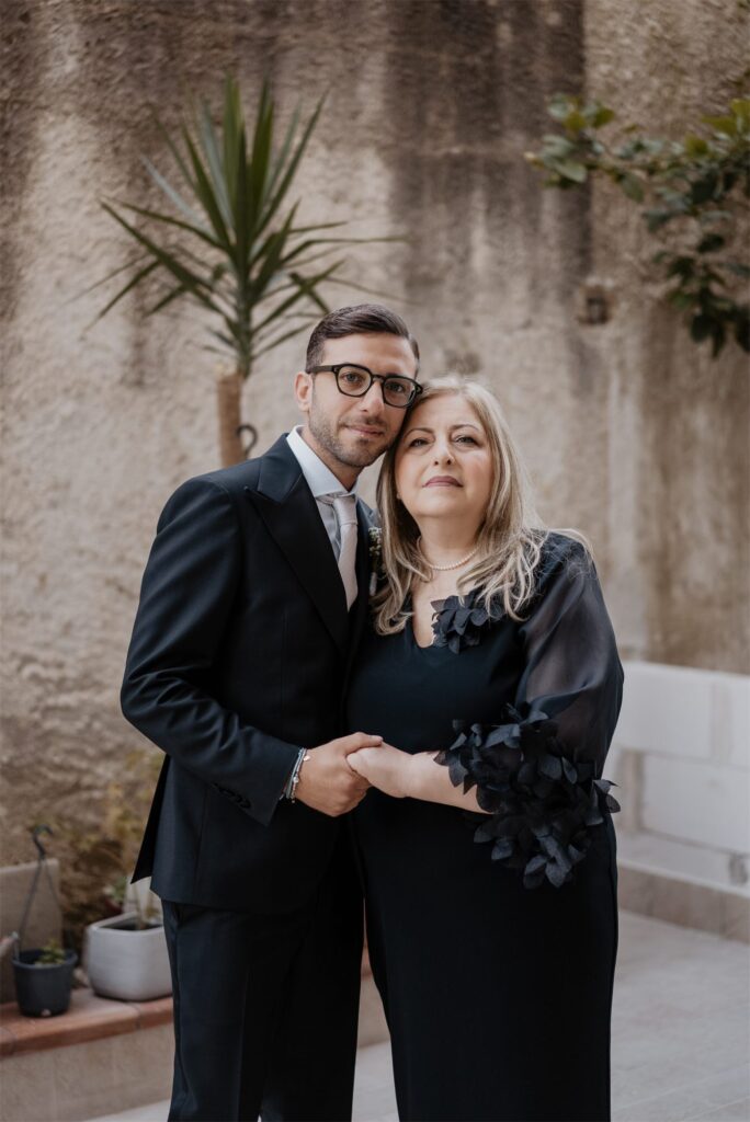 Alessandro si prepara a casa con la famiglia prima del matrimonio ad Amalfi