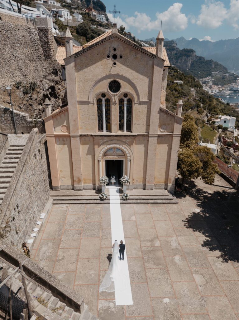 Veduta dall'alto della chiesa della Natività di Santa Maria Vergine ad Amalfi, con la sposa in arrivo
