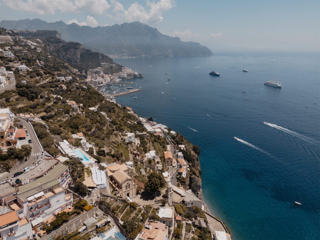 Veduta aerea con il drone della Costiera Amalfitana