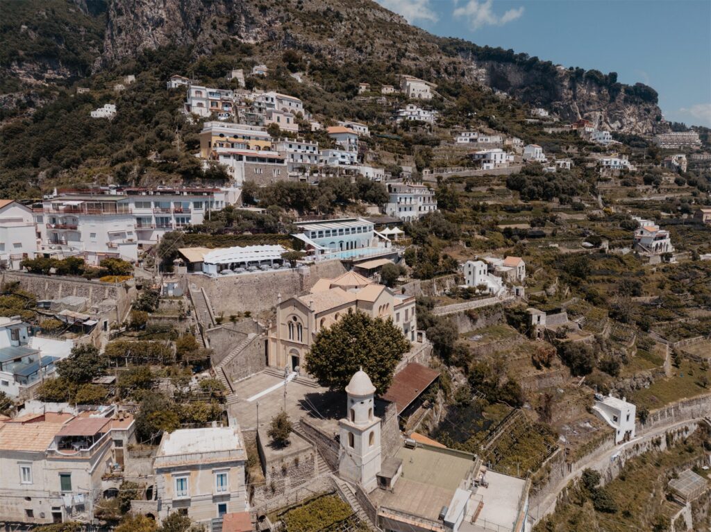 Veduta aerea con il drone di Amalfi e del suo porto