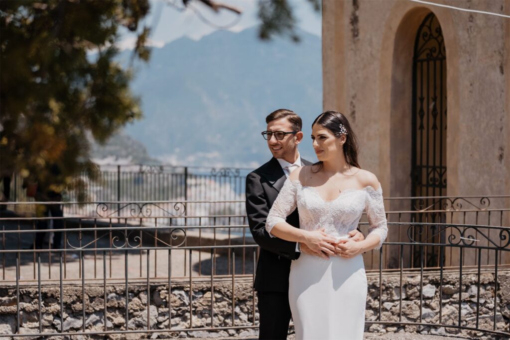 Alessandro e Alessandra davanti al mare di Amalfi