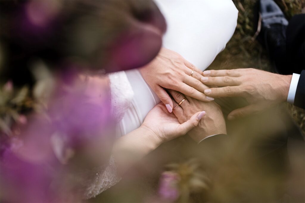 Le fedi di Alessandro e Alessandra tra i fiori