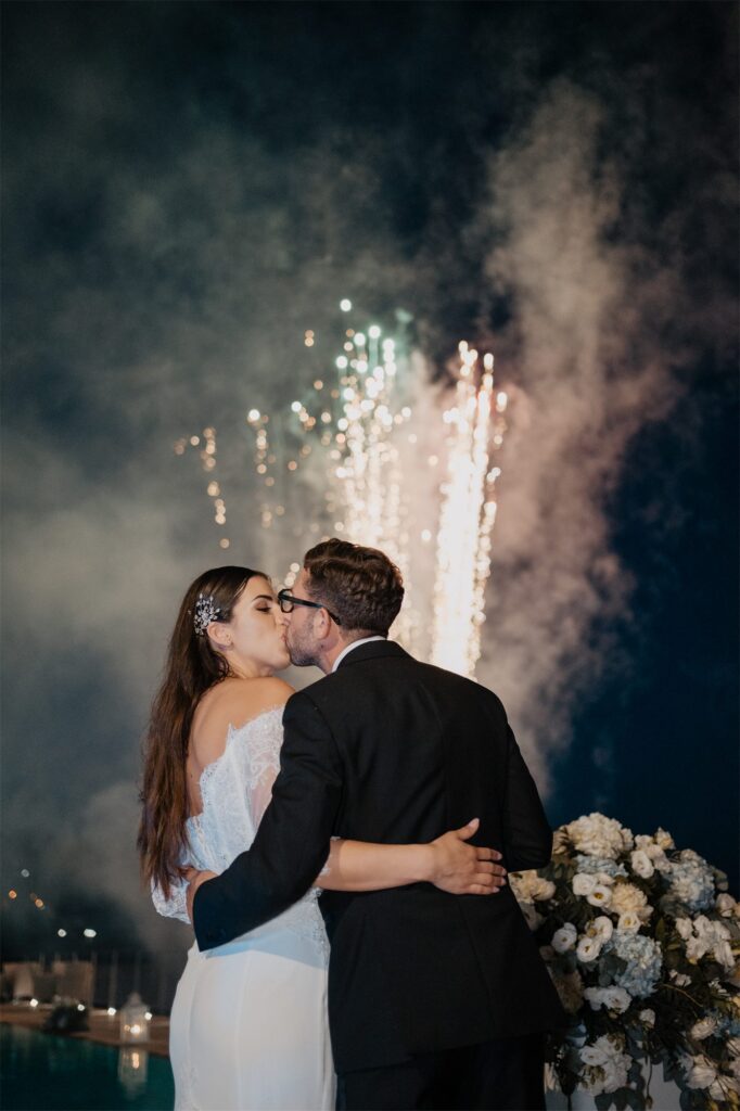 Alessandro e Alessandra si baciano sotto i fuochi d'artificio