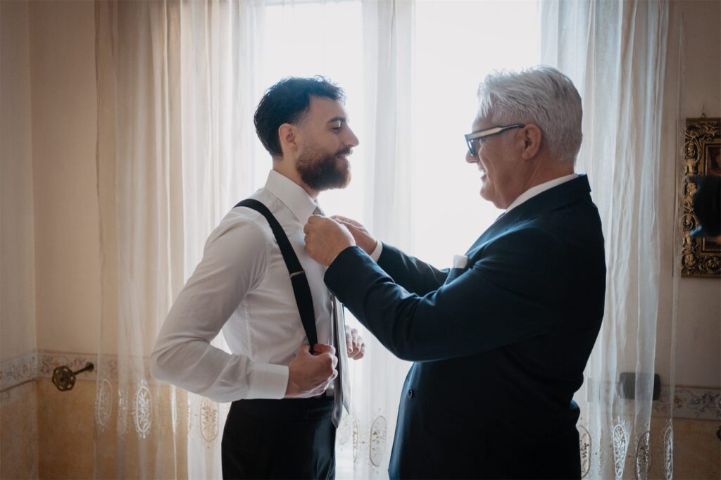 Il padre aiuta lo sposo a sistemarsi