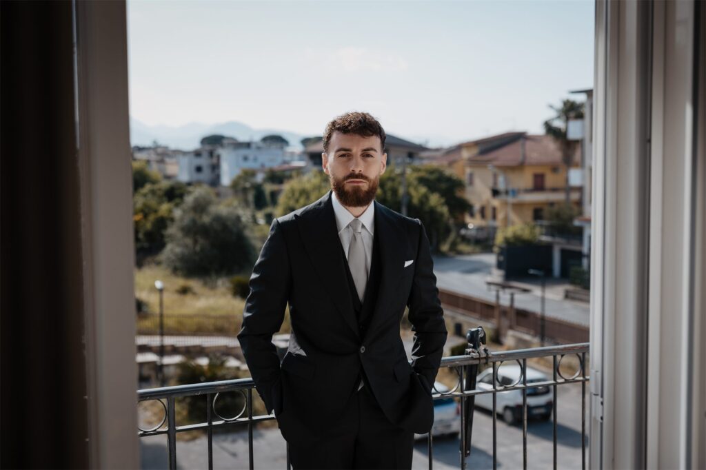 Lo sposo sul balcone con vista sul golfo