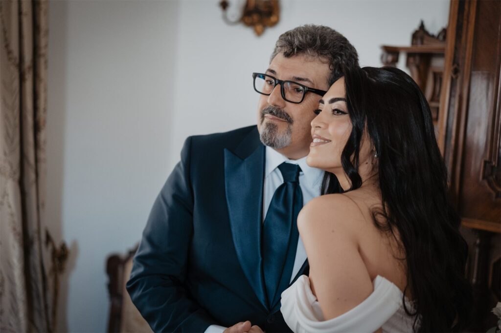 Il padre abbraccia la sposa prima di uscire