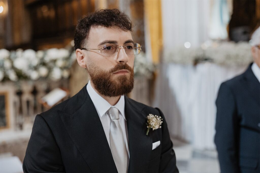 Lo sposo aspetta la sposa all'altare