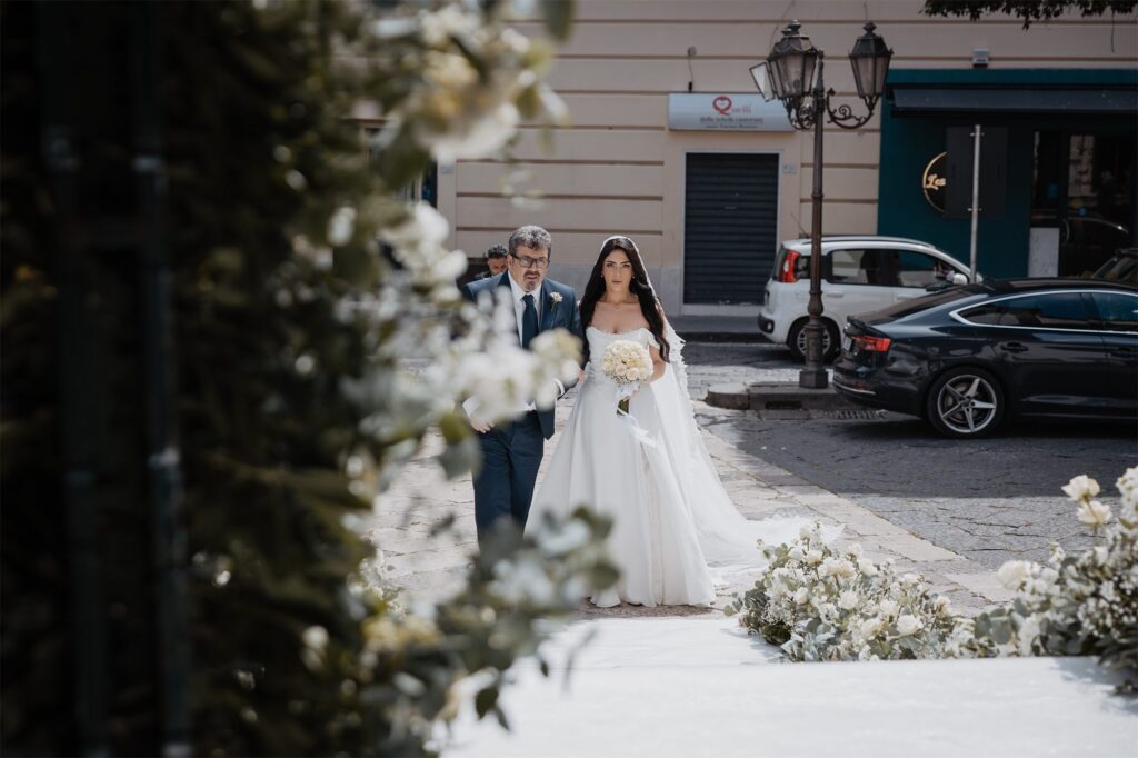 La sposa arriva davanti al Duomo di San Michele Arcangelo, a Marcianise