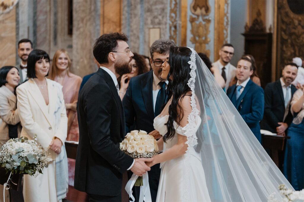 La sposa percorre la navata del Duomo di Marcianise