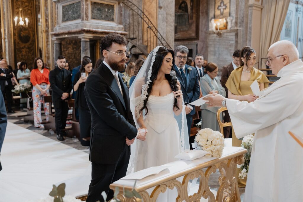 Gli sposi davanti al sacerdote durante la cerimonia