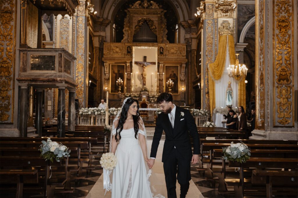 Gli sposi all'altare tra gli stucchi dorati del Duomo
