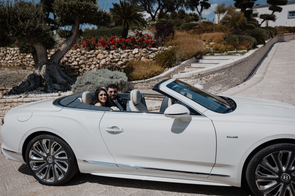 Gli sposi in decappottabile arrivano a Villa Punta Pennata