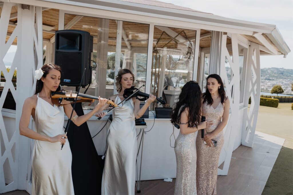 Musiciste con violini suonano per l'aperitivo