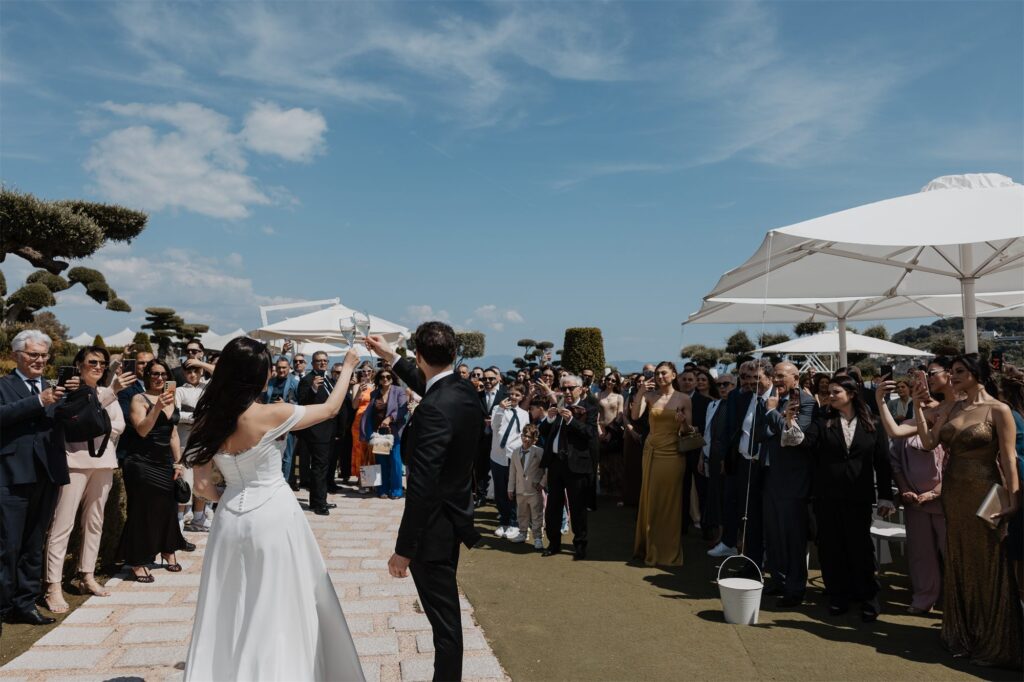 Gli invitati accolgono gli sposi all'aperitivo