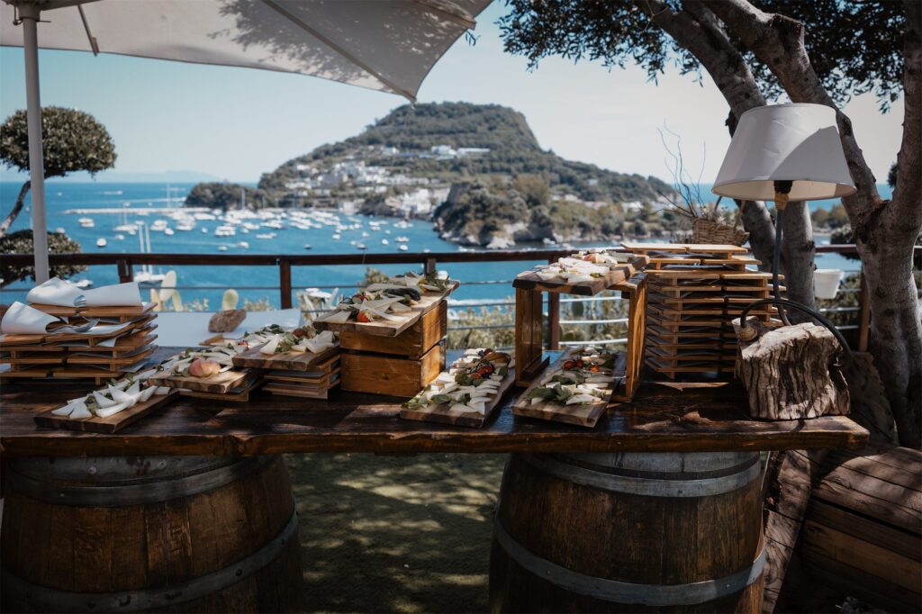 Il buffet dell'aperitivo con vista sul golfo di Bacoli