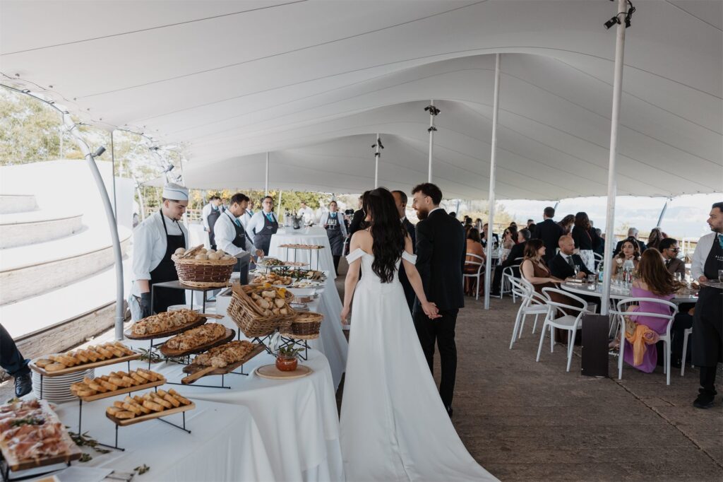 Il buffet sotto il tendone di Villa Punta Pennata