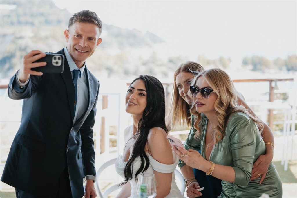 Selfie tra gli invitati all'aperitivo