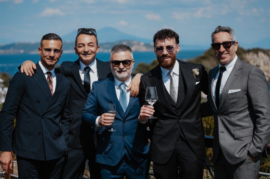 Amici dello sposo brindano sulla terrazza