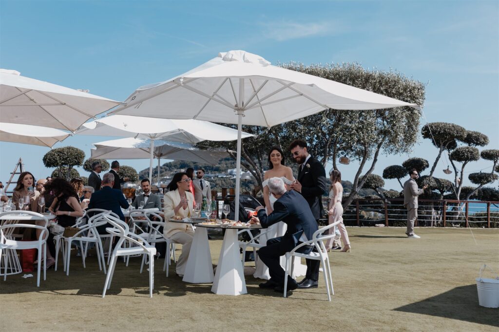 Gli ombrelloni e i tavoli dell'aperitivo sul prato